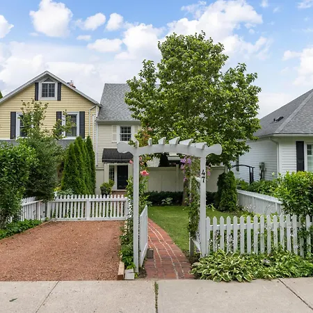 Hummingbird Haven Bed & Breakfast Luxury Suite With Terrace & Seasonal Lake Views Located In Historic Old Town Niagara-On-The-Lake-2