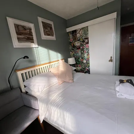 Kelston Guest House-2