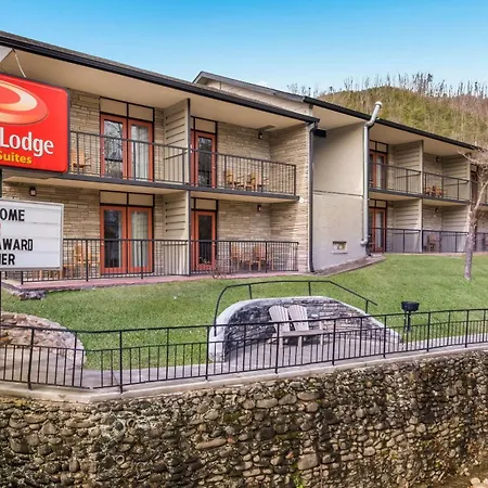 Econo Lodge Inn & Suites On The River-2