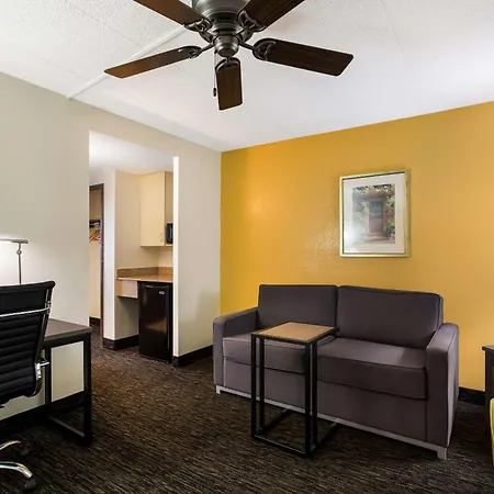 Quality Suites Milwaukee Airport-3