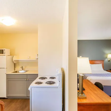 Econo Lodge Inn & Suites Calgary - University-3