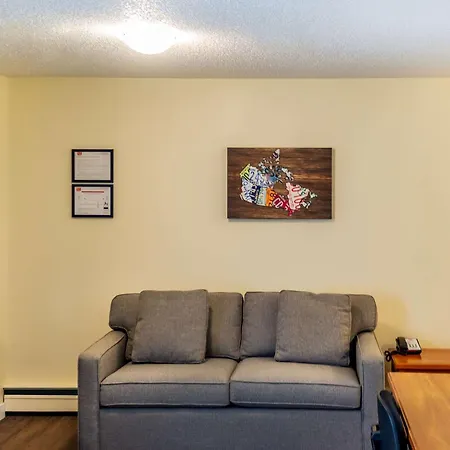 Econo Lodge Inn & Suites Calgary - University-2