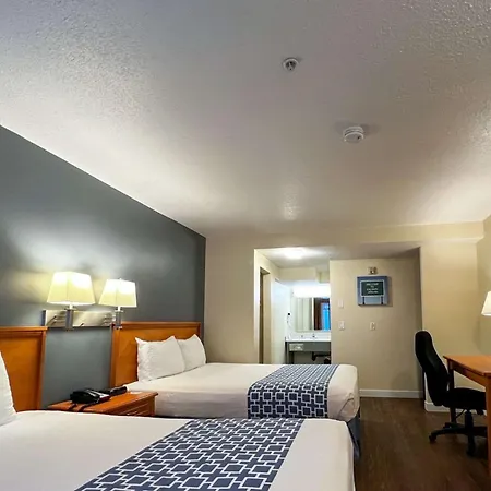 Econo Lodge Inn & Suites University-3