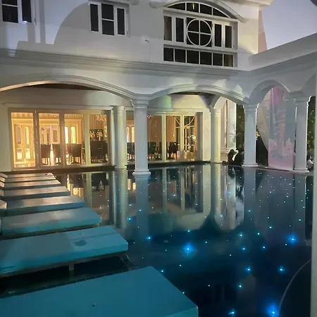 V20 Boutique Jacuzzi Hotel-2
