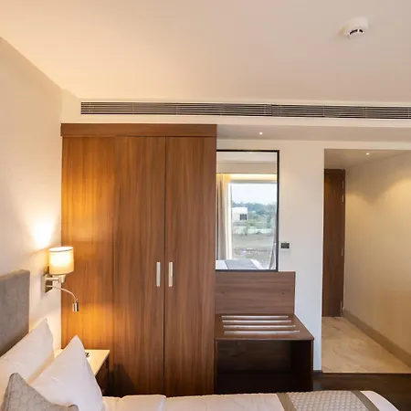 Hotel Golden Aura-2