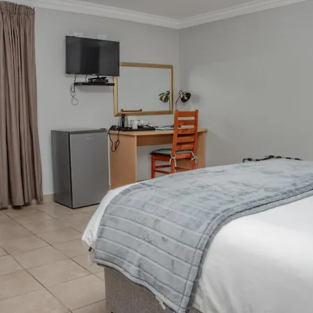 Woodpecker'S Inn Guest House-3