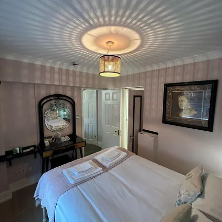 The Cambridge Guest House By Tas-3