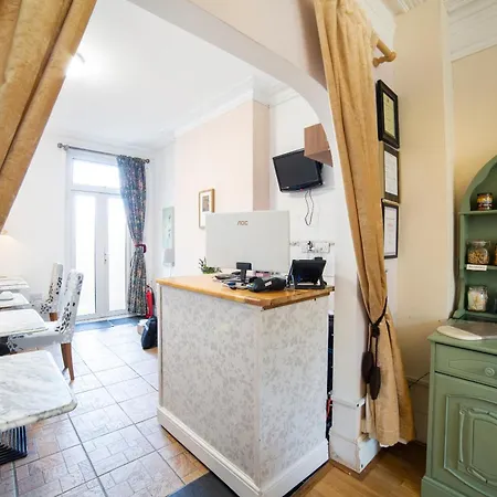 Oyo Lonsdale Guest House-2
