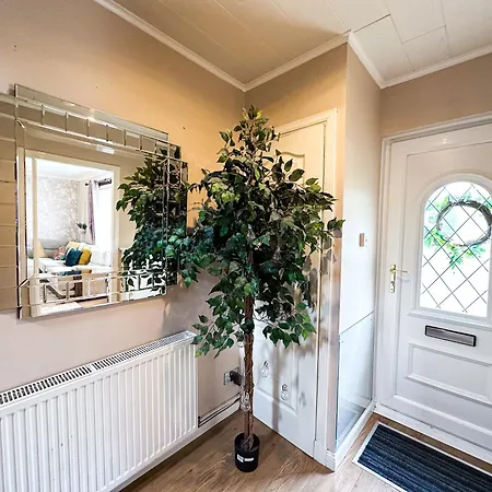 Cozy 3 Bedroom House Near Ari And City Centre, Ab16, Wifi, Parking, Netflix, Pet - Friendly-2