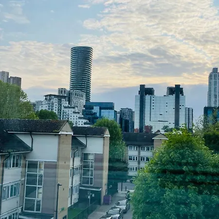 Spacious Double Bedroom With Private Bathroom Ensuite And A New Quality Mattress In London Canary Wharf For Short Stay Or Long Let Near O2 And Excel Exhibition Centre With Easy Reach From All Airports In Around London-2