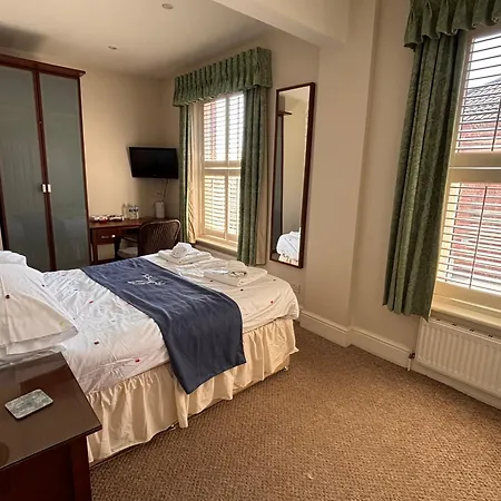 The Mayfair Guest House Self Catering-3