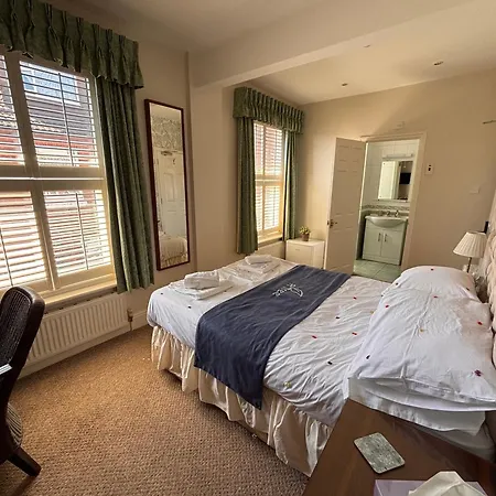 The Mayfair Guest House Self Catering-3