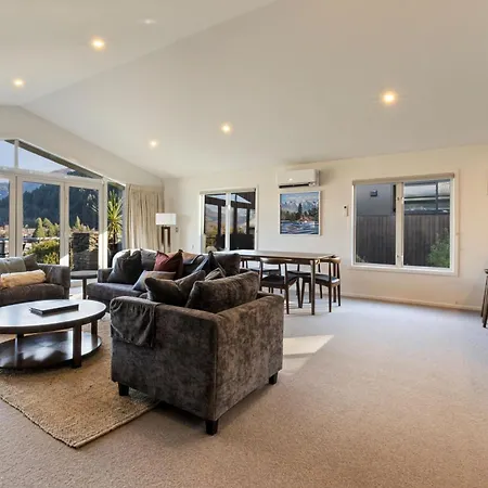 Queenstown House Bed & Breakfast And Apartments-3