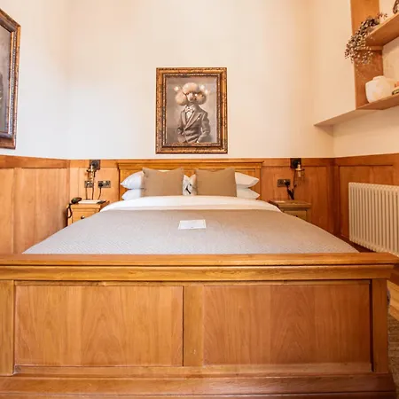 The Old Farmhouse Pub And Rooms-2