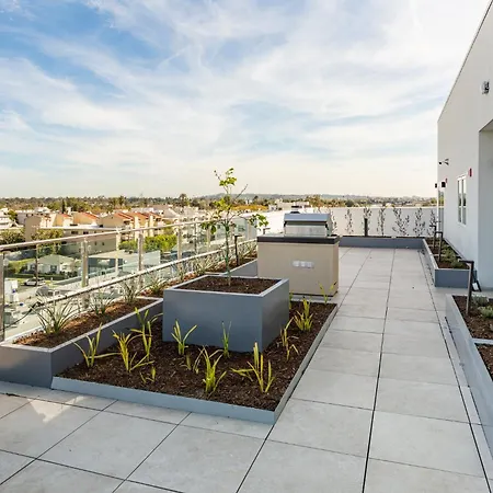 Westwood Penthouse 3 Bedroom 2 Bath W Gym, Balcony, Parking-3