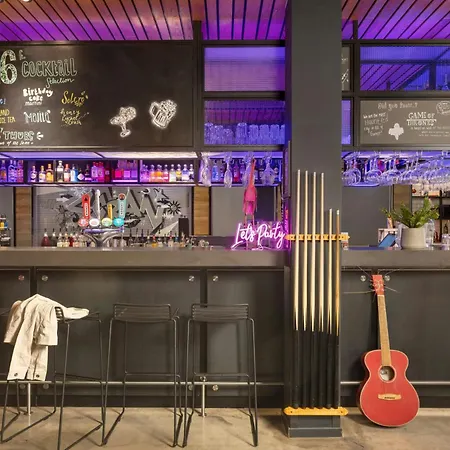 Moxy York-3
