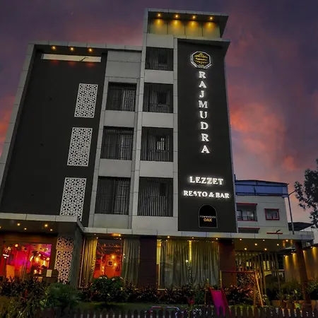 Super Townhouse Oak Hotel Rajmudra-3
