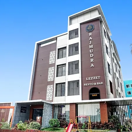 Super Townhouse Oak Hotel Rajmudra-2