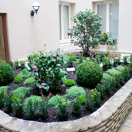 Hotel Jardin De Cluny-2