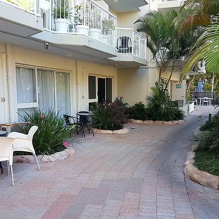 Outrigger Burleigh-2