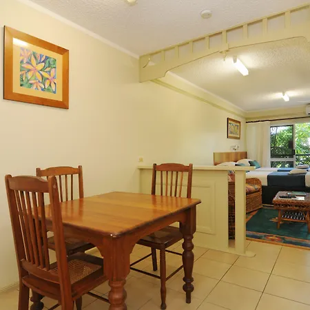Cairns Queenslander Hotel & Apartments-2