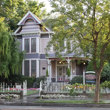 Hennessey House Bed And Breakfast-2