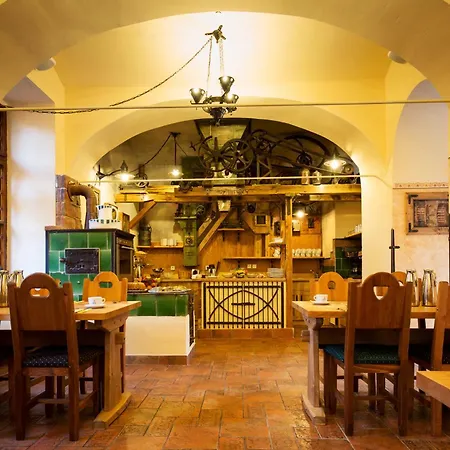 Hotel Selsky Dvur - Bohemian Village Courtyard-2