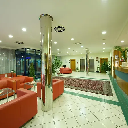 Ramada Airport Hotel Prague-2