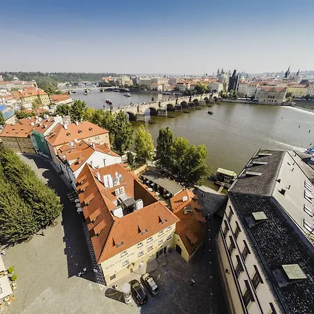Archibald At The Charles Bridge-3