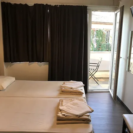 Pella Inn Hostel-3