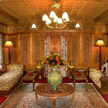 Welcomheritage Gurkha Houseboats-2