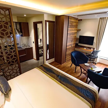 Connaught Royale-2