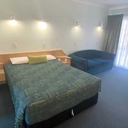 Runaway Bay Motor Inn-3
