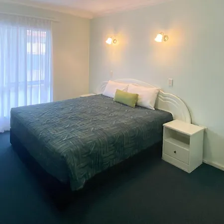 Runaway Bay Motor Inn-3