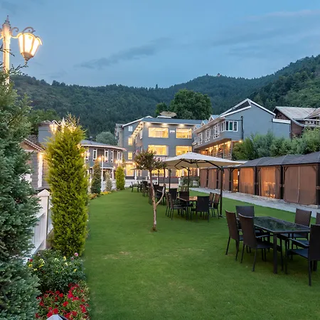 Hotel Grand Boulevard Dal Lake View Srinagar-3