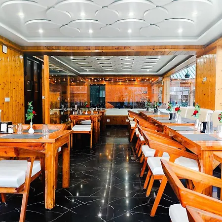 Evoque Hotel ! Near Mall Road Manali With Scenic River And Mountain Views ! Free Parking & Wifi ! Rooftop Bonfire, Music, And Honeymoon Special Rooms And Packages!-3