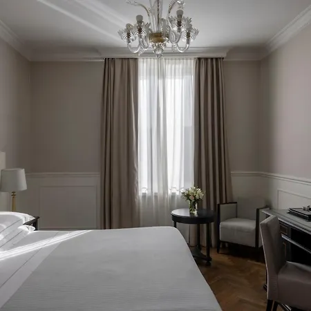 Plaza Hotel Lucchesi-2