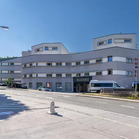 Plaza Premium Salzburg-3