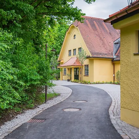 Gutshotel Menterschwaige - Heritage Boutique Hotel With Timless Elegance-3