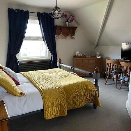 Overdale Guesthouse And Free Parking-3