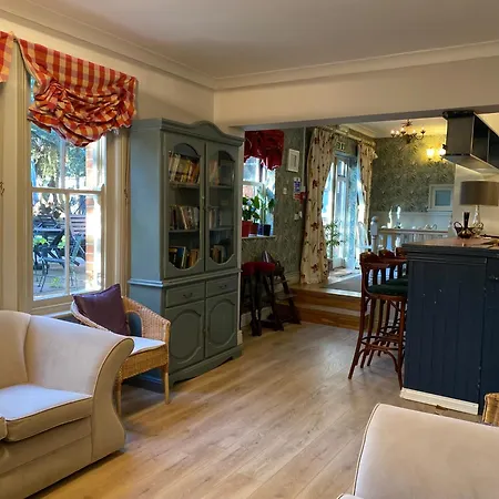 Pickwicks Guest House-3