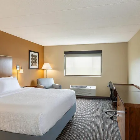 Royle Hotel Milwaukee Airport-2