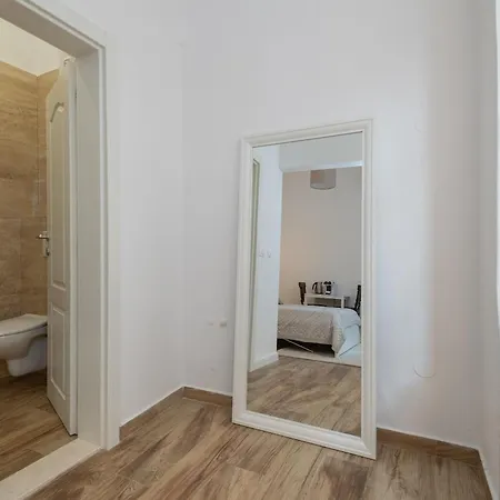 Apartment And Rooms Stay-3