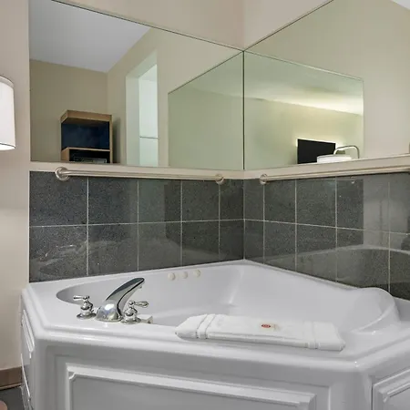 Comfort Suites Near Indianapolis Airport-2