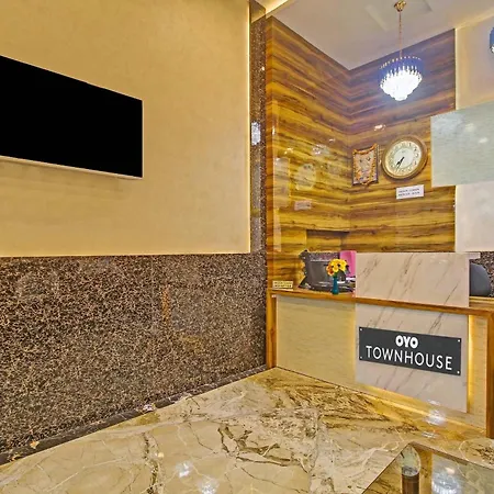 Super Townhouse Centre Point Inn Near Esplanade Metro Station-2