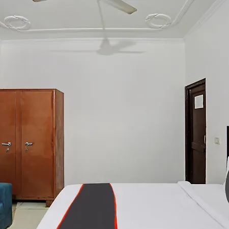 Collection O Mayank Guest House Near Iskcon Temple Noida-3