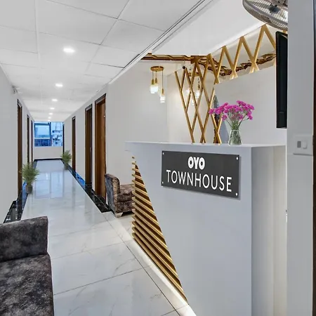 Super Townhouse Oak Hotel Rudra-2