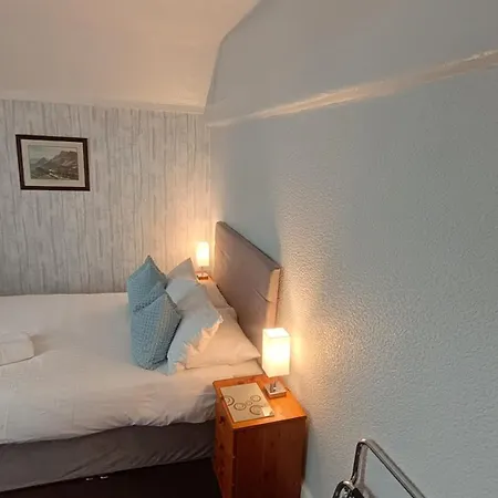 Hazeldene Guest House - With Free Offsite Health Club-2