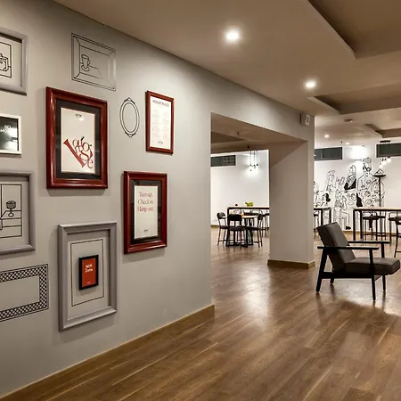 Super Townhouse Centre Point Inn Near Esplanade Metro Station-3