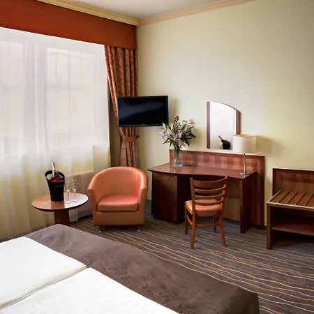 Family Hotel Bila Labut-3
